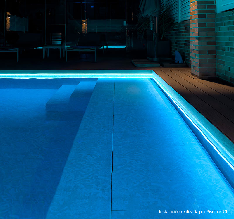 Borde de piscina iluminado con neón LED turquesa